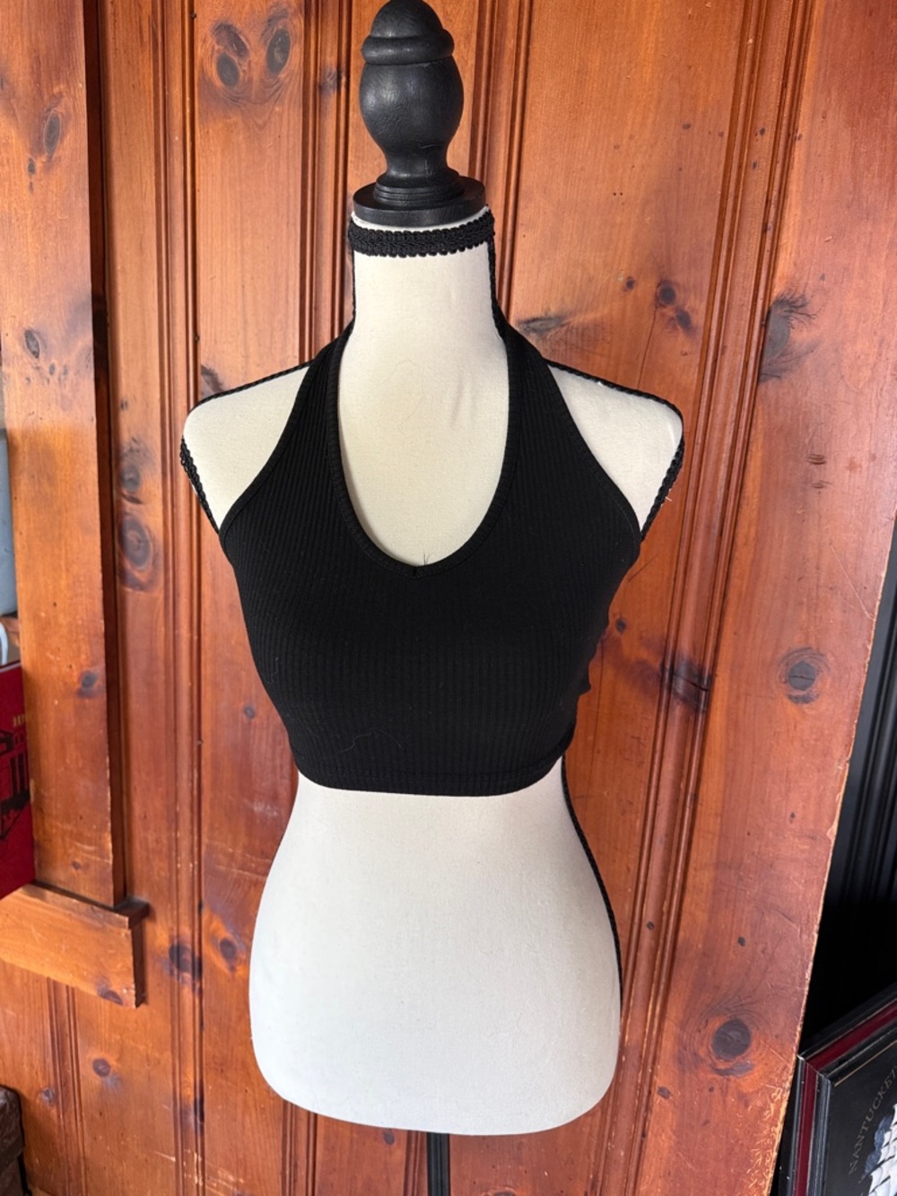 SHEIN Black Ribbed Halter Crop Top